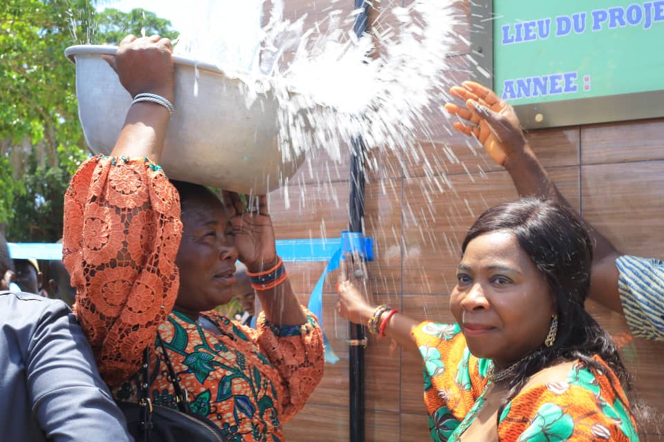 Esther Ayélé GABIAM et Direct Aid donnent de l’eau à la population de Gbodjomé
